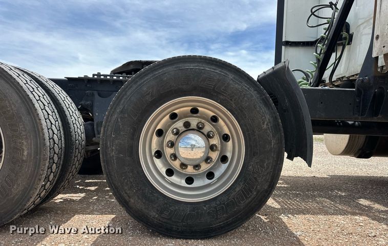 image for item EQ4758 2020 International LT625 semi truck