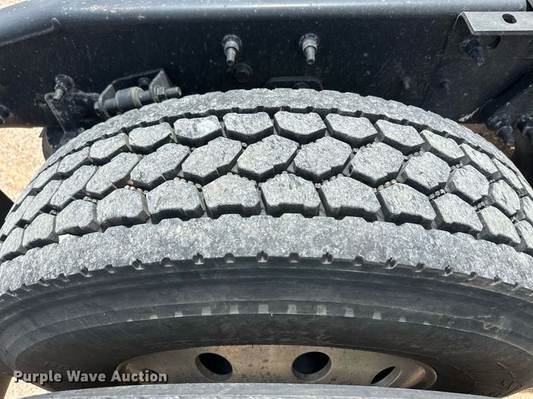 image for item EQ4758 2020 International LT625 semi truck