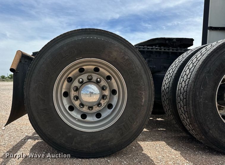 image for item EQ4758 2020 International LT625 semi truck