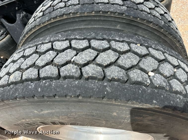 image for item EQ4758 2020 International LT625 semi truck