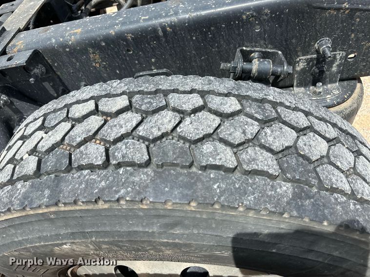 image for item EQ4758 2020 International LT625 semi truck