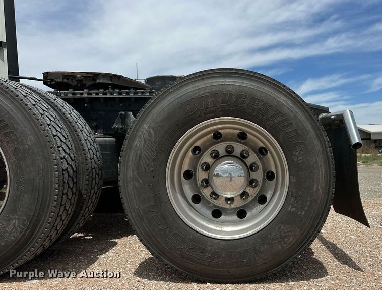 image for item EQ4758 2020 International LT625 semi truck