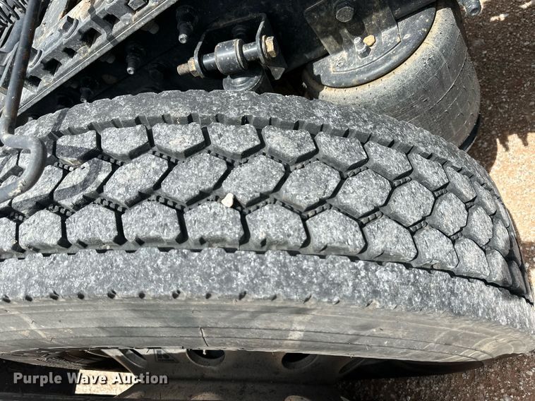 image for item EQ4758 2020 International LT625 semi truck