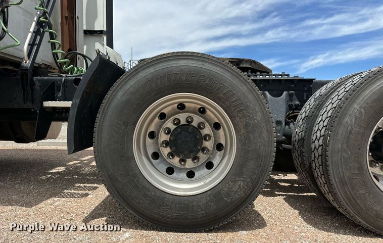 image for item EQ4758 2020 International LT625 semi truck