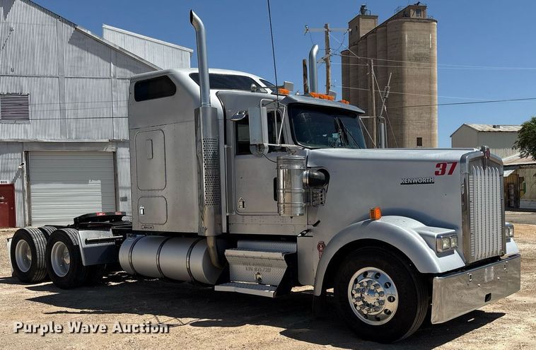 image for item EX9250 2005 Kenworth W900 semi truck