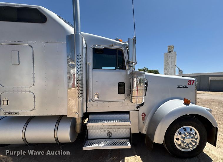 image for item EX9250 2005 Kenworth W900 semi truck