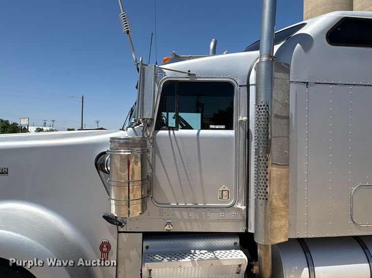 image for item EX9250 2005 Kenworth W900 semi truck