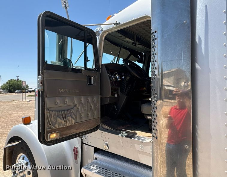 image for item EX9250 2005 Kenworth W900 semi truck