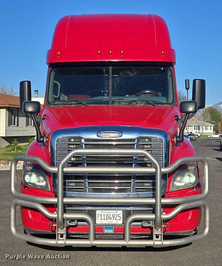 image for item FB9354 2016 Freightliner Cascadia semi truck