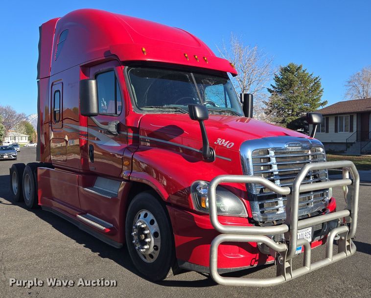 image for item FB9354 2016 Freightliner Cascadia semi truck