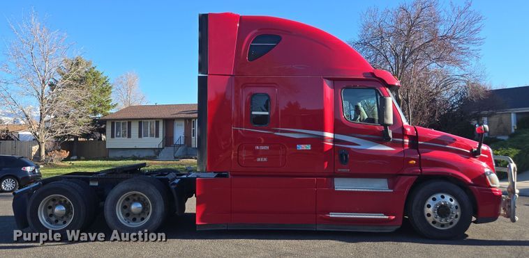image for item FB9354 2016 Freightliner Cascadia semi truck