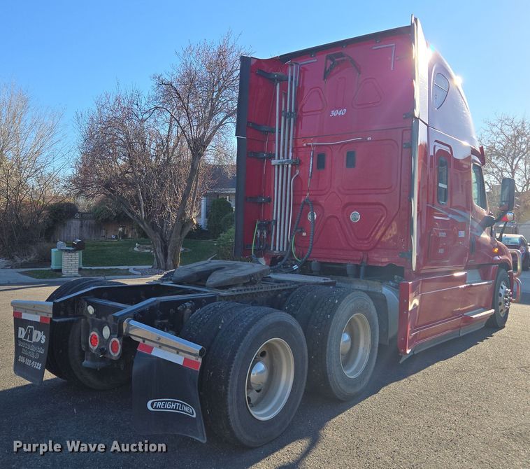 image for item FB9354 2016 Freightliner Cascadia semi truck