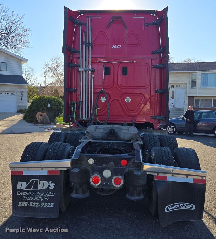 image for item FB9354 2016 Freightliner Cascadia semi truck