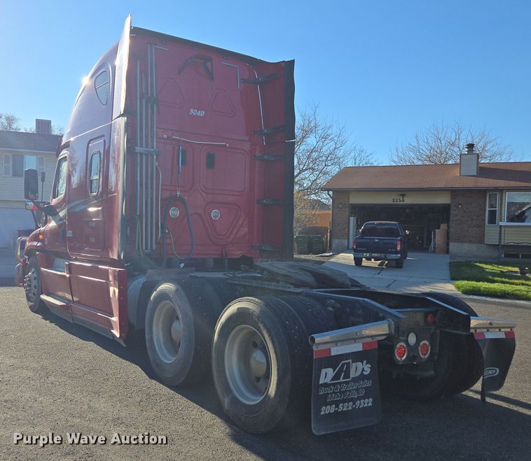 image for item FB9354 2016 Freightliner Cascadia semi truck