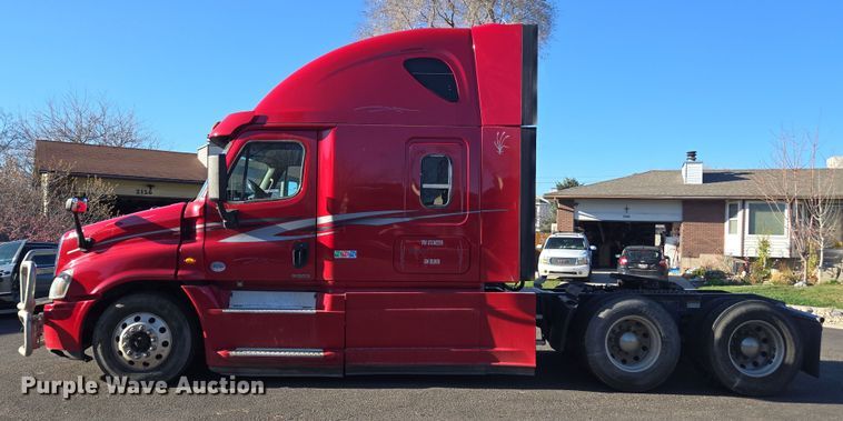 image for item FB9354 2016 Freightliner Cascadia semi truck