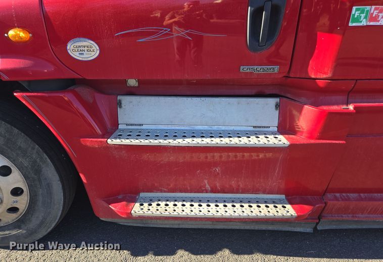 image for item FB9354 2016 Freightliner Cascadia semi truck