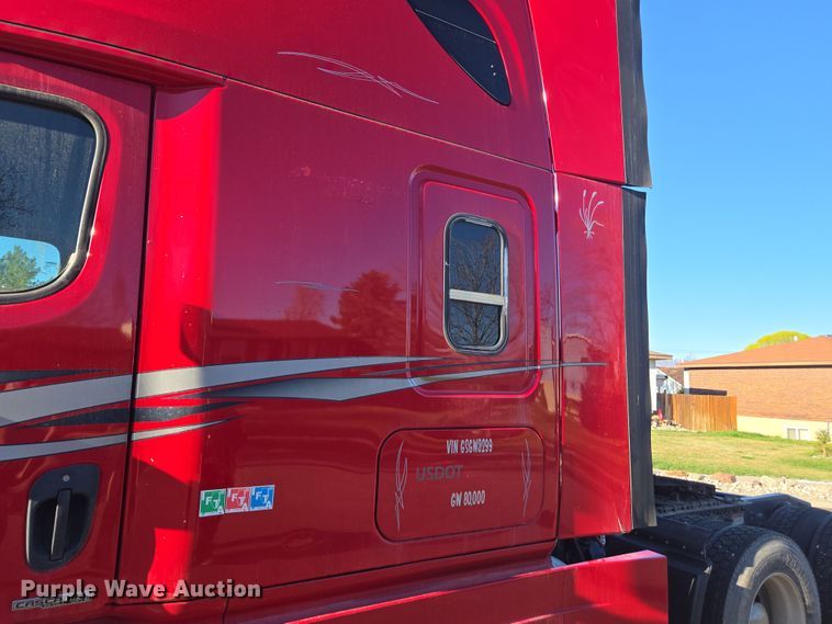 image for item FB9354 2016 Freightliner Cascadia semi truck