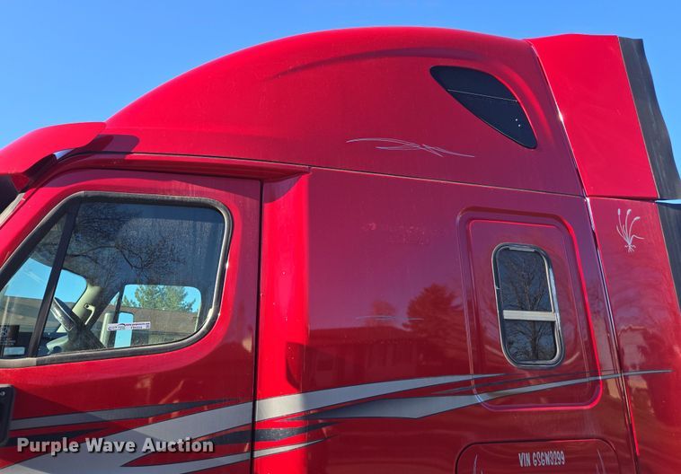 image for item FB9354 2016 Freightliner Cascadia semi truck