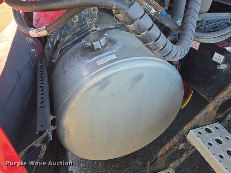 image for item FB9354 2016 Freightliner Cascadia semi truck