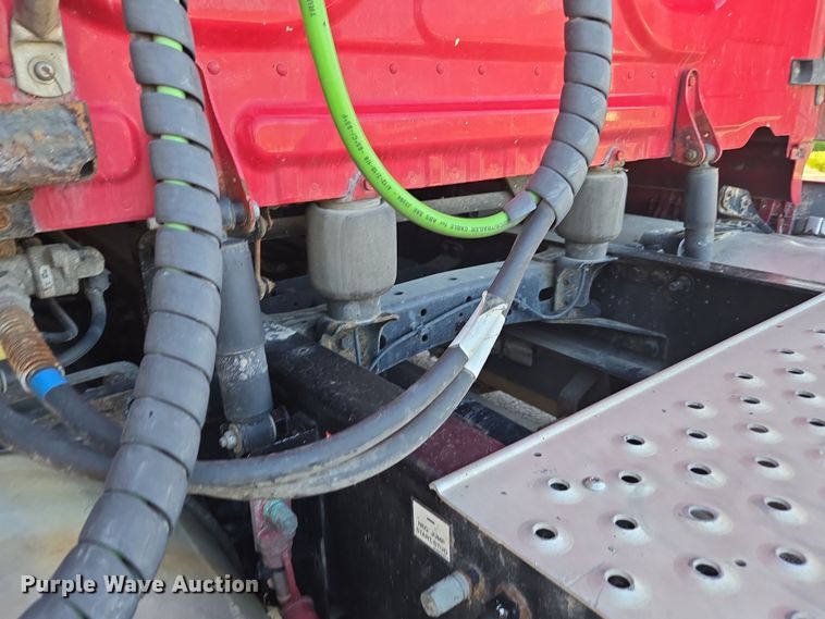 image for item FB9354 2016 Freightliner Cascadia semi truck