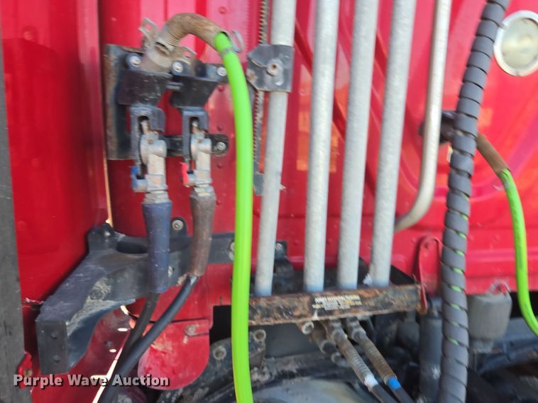 image for item FB9354 2016 Freightliner Cascadia semi truck