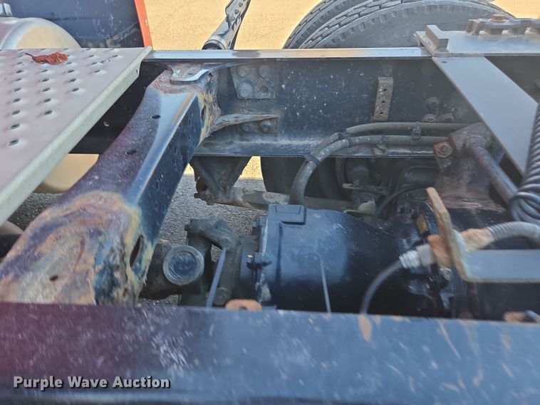 image for item FB9354 2016 Freightliner Cascadia semi truck