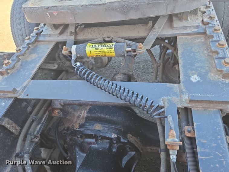 image for item FB9354 2016 Freightliner Cascadia semi truck