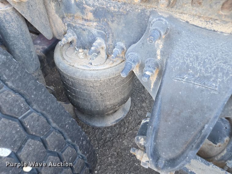 image for item FB9354 2016 Freightliner Cascadia semi truck