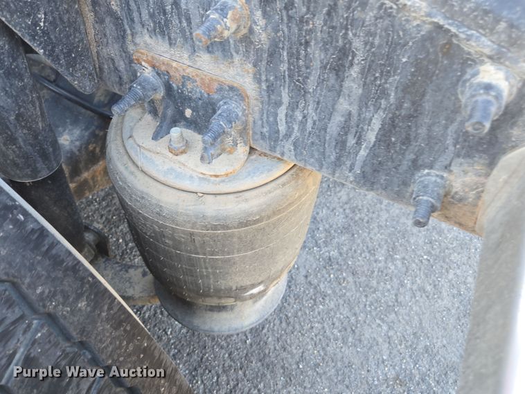 image for item FB9354 2016 Freightliner Cascadia semi truck