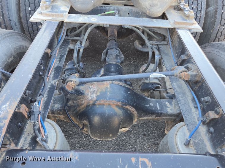 image for item FB9354 2016 Freightliner Cascadia semi truck