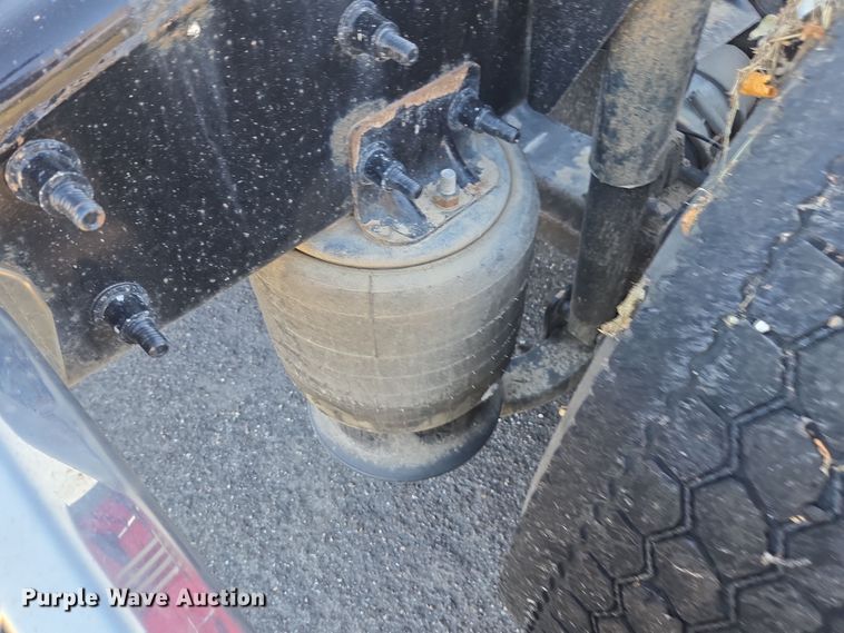 image for item FB9354 2016 Freightliner Cascadia semi truck