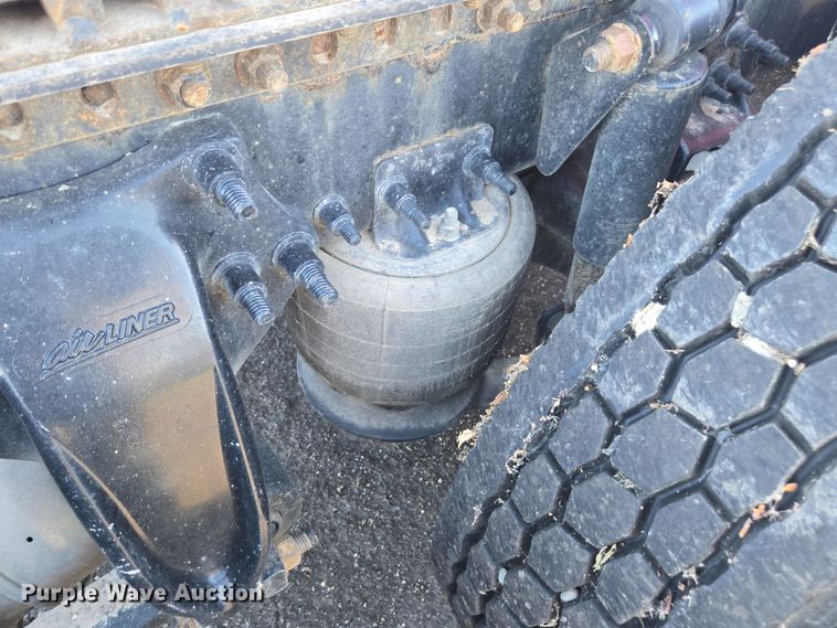 image for item FB9354 2016 Freightliner Cascadia semi truck