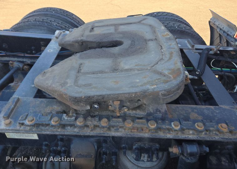 image for item FB9354 2016 Freightliner Cascadia semi truck