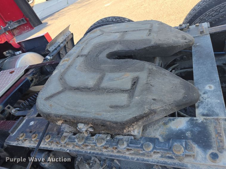 image for item FB9354 2016 Freightliner Cascadia semi truck