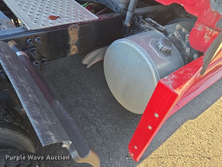 image for item FB9354 2016 Freightliner Cascadia semi truck