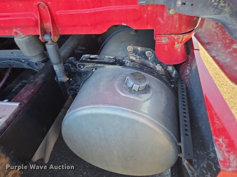 image for item FB9354 2016 Freightliner Cascadia semi truck