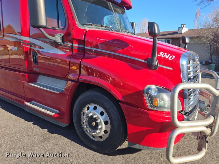 image for item FB9354 2016 Freightliner Cascadia semi truck