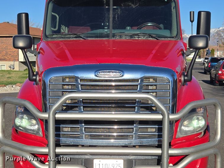 image for item FB9354 2016 Freightliner Cascadia semi truck