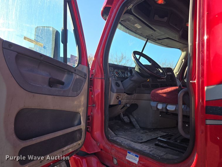 image for item FB9354 2016 Freightliner Cascadia semi truck