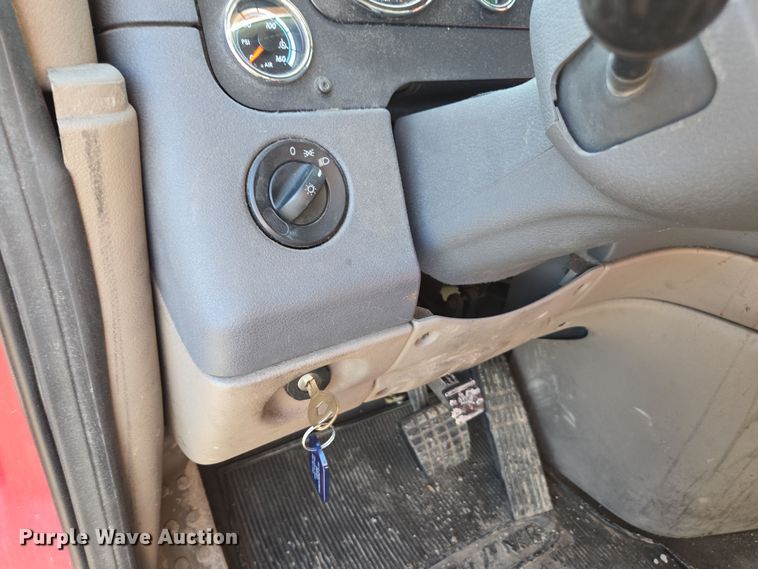 image for item FB9354 2016 Freightliner Cascadia semi truck