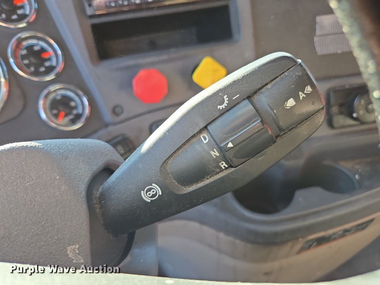 image for item FB9354 2016 Freightliner Cascadia semi truck