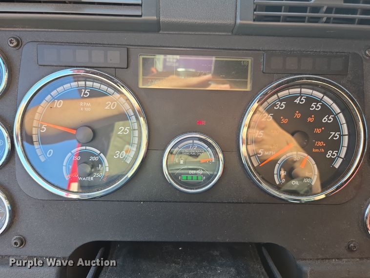 image for item FB9354 2016 Freightliner Cascadia semi truck