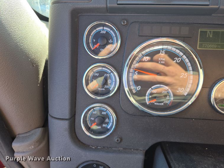 image for item FB9354 2016 Freightliner Cascadia semi truck