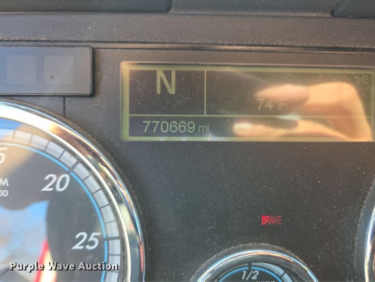 image for item FB9354 2016 Freightliner Cascadia semi truck