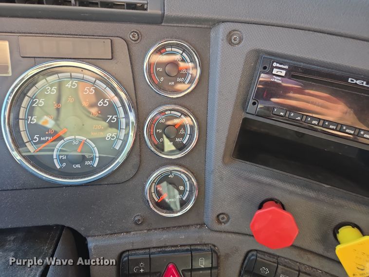 image for item FB9354 2016 Freightliner Cascadia semi truck