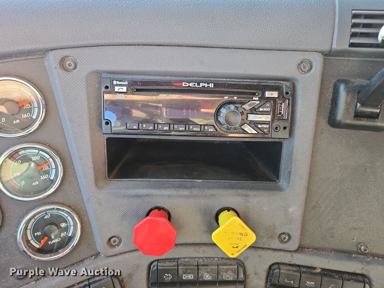 image for item FB9354 2016 Freightliner Cascadia semi truck