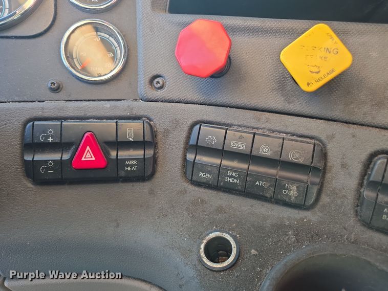 image for item FB9354 2016 Freightliner Cascadia semi truck