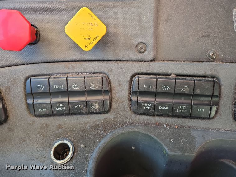 image for item FB9354 2016 Freightliner Cascadia semi truck