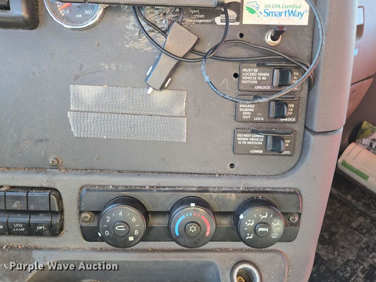 image for item FB9354 2016 Freightliner Cascadia semi truck