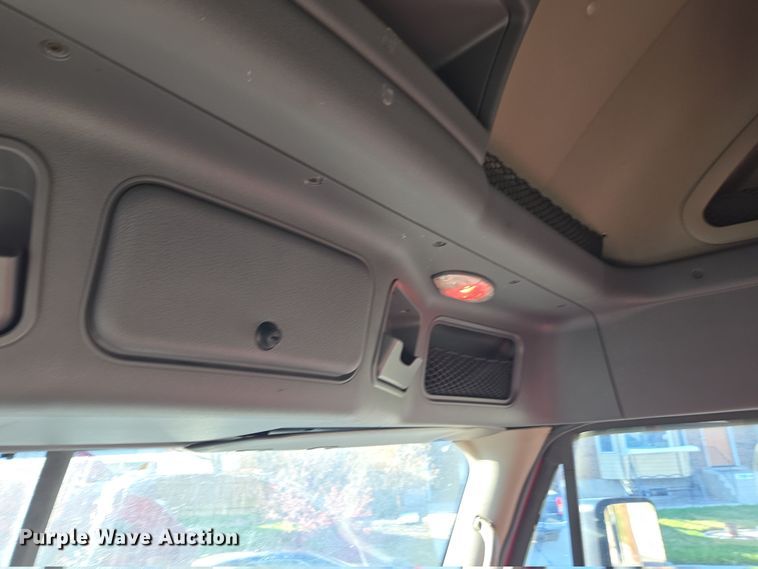 image for item FB9354 2016 Freightliner Cascadia semi truck